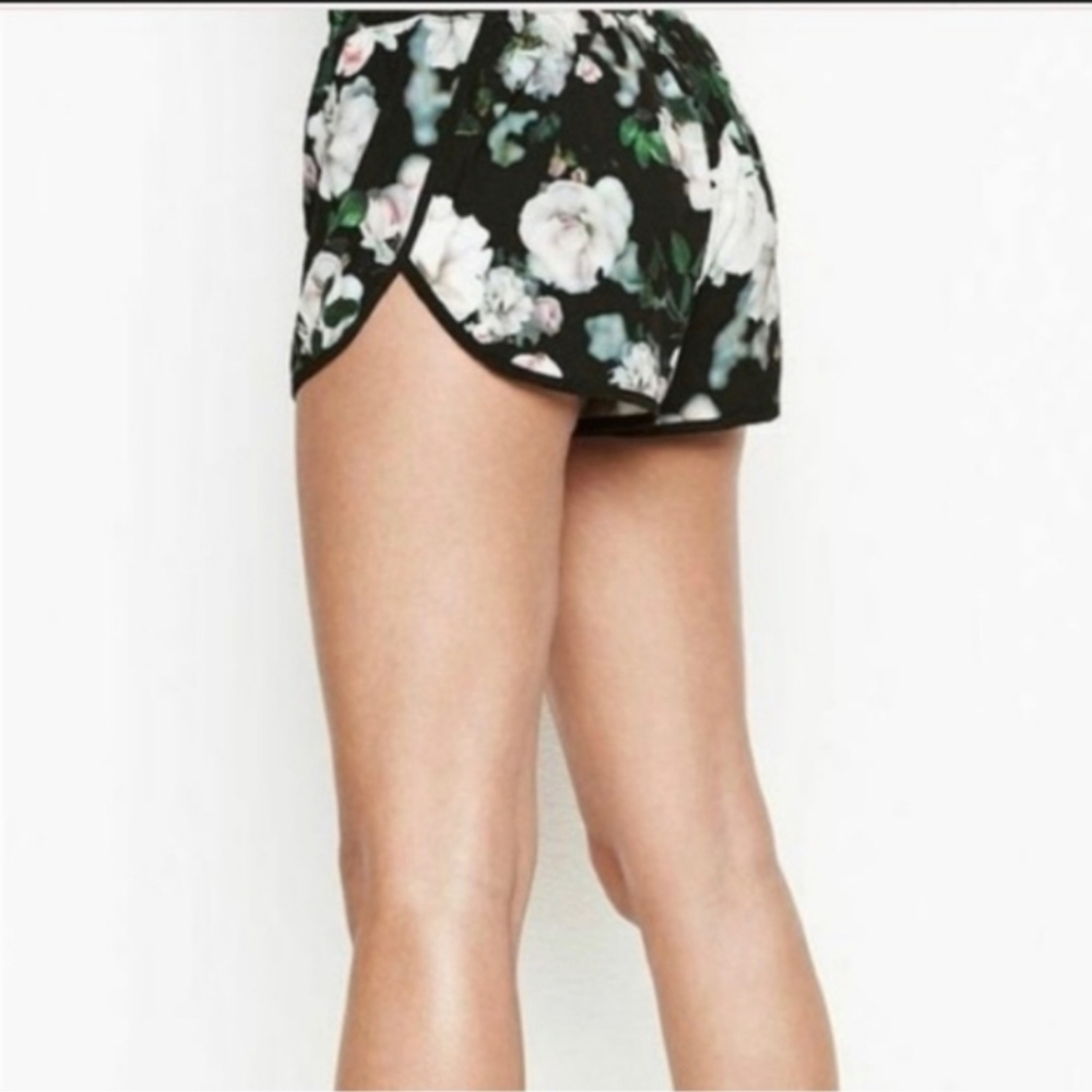 VSX Victoria Sport Women's Med. Essential Black Floral Short Running Shorts EUC